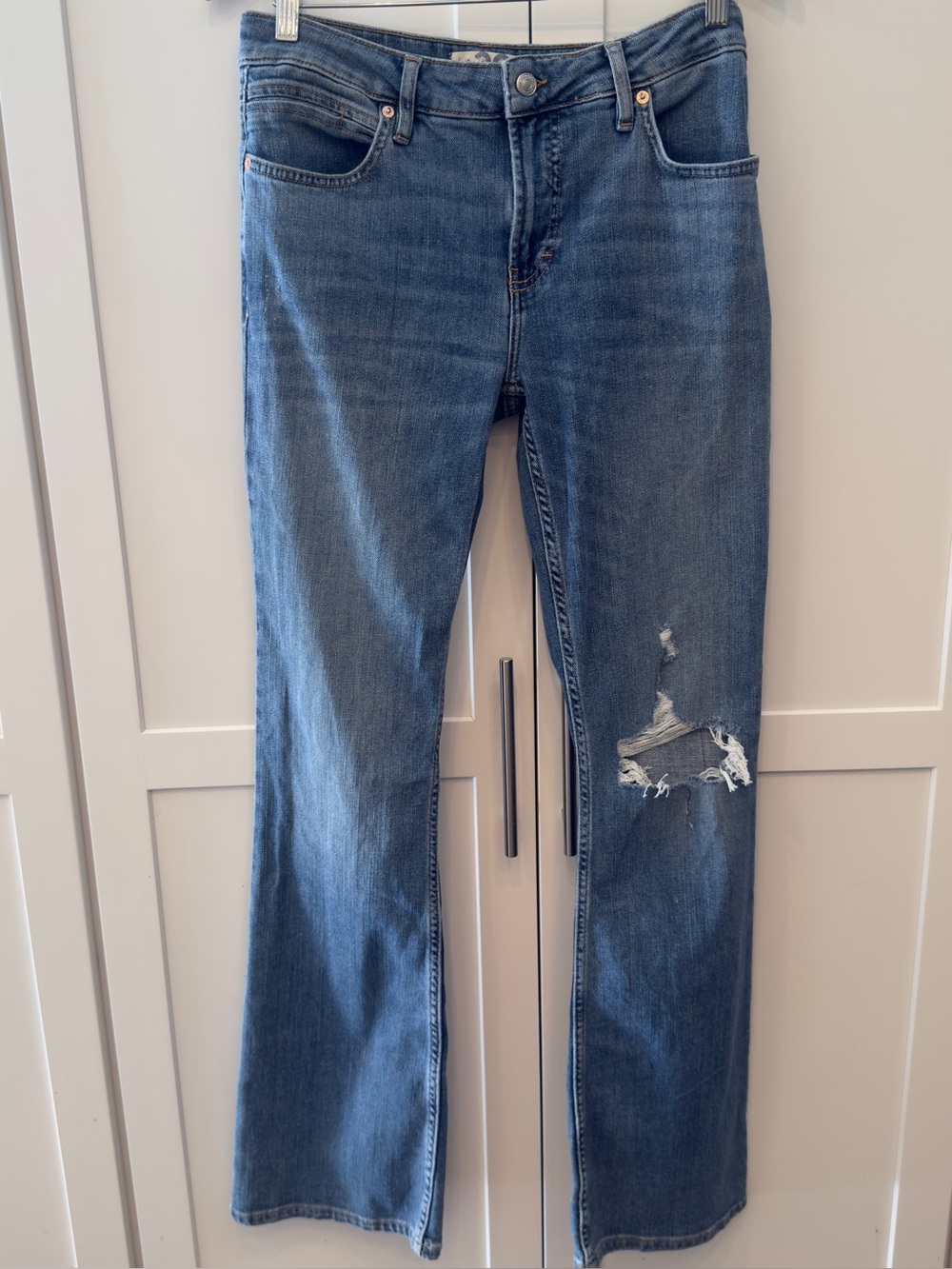 We The Free Distressed Knee Blue Flare Jeans Size 29 Excellent Condition